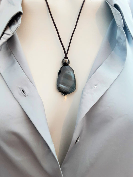 A simple, grounding piece designed for everyday wear.