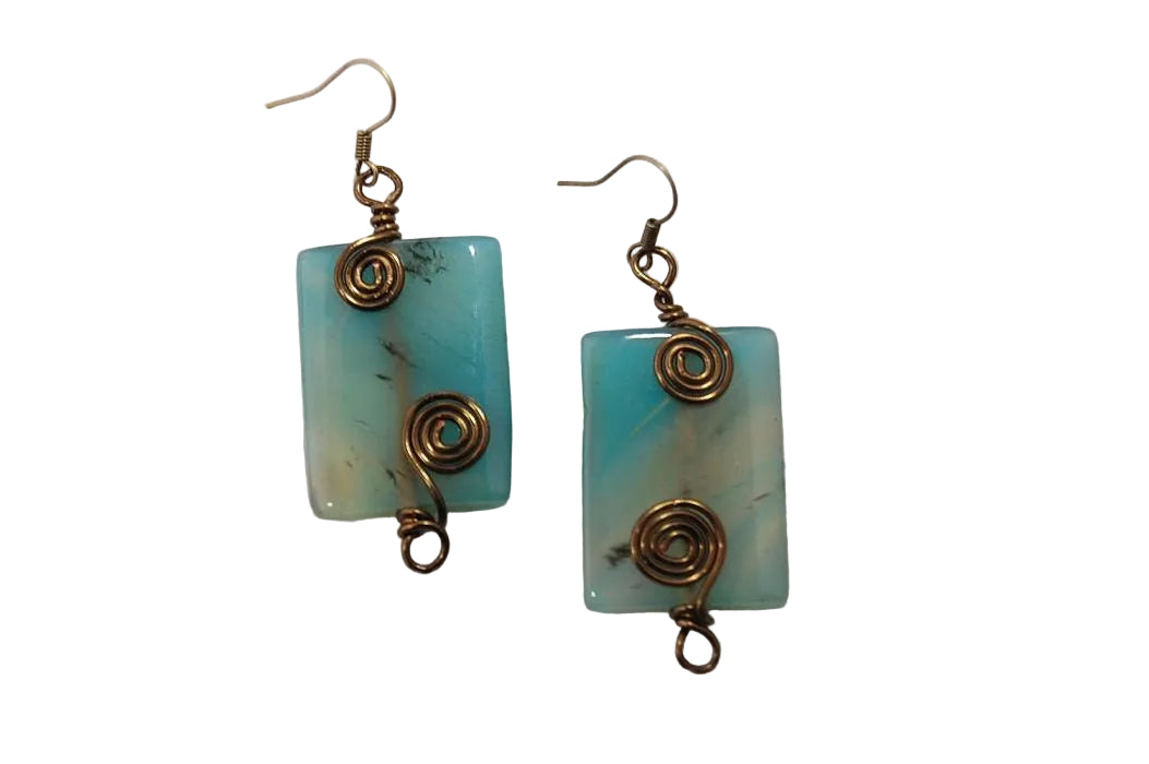 Natural agate paired with handcrafted wire detail.
