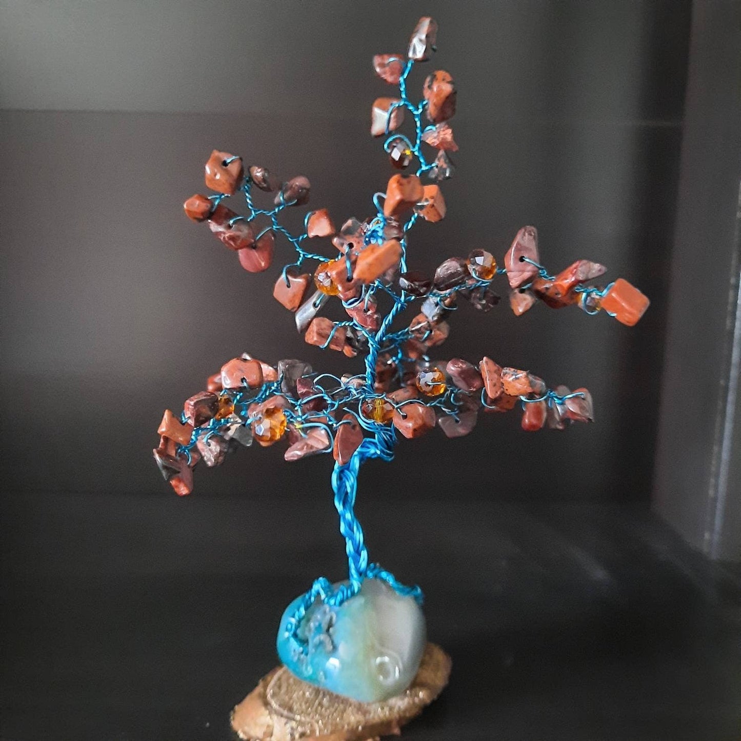 Grounded energy with a striking artistic twist.