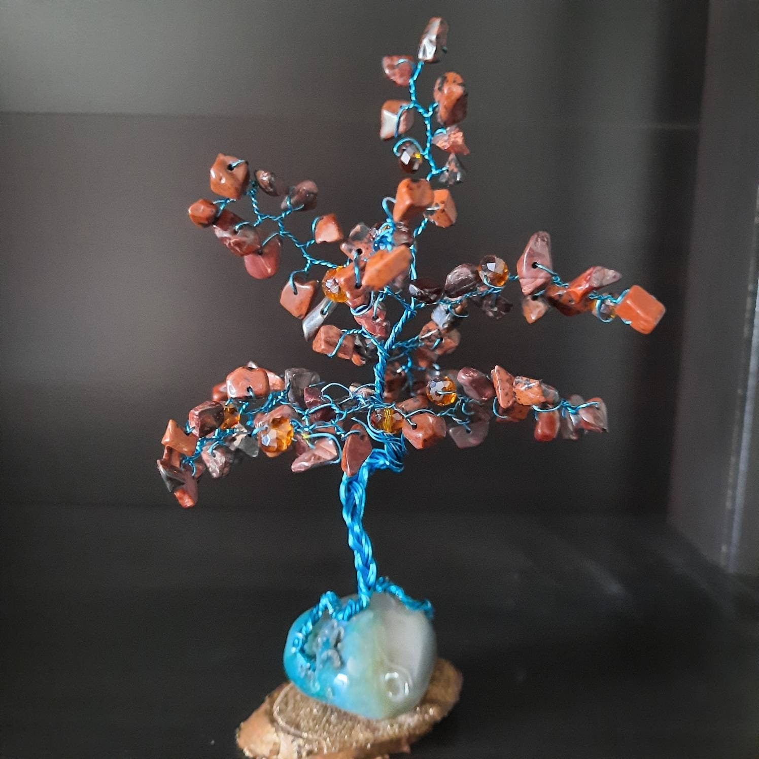 Grounded energy with a striking artistic twist.