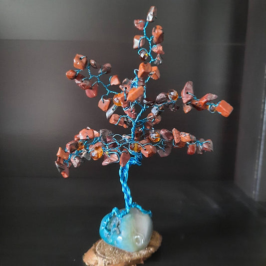 Grounded energy with a striking artistic twist.